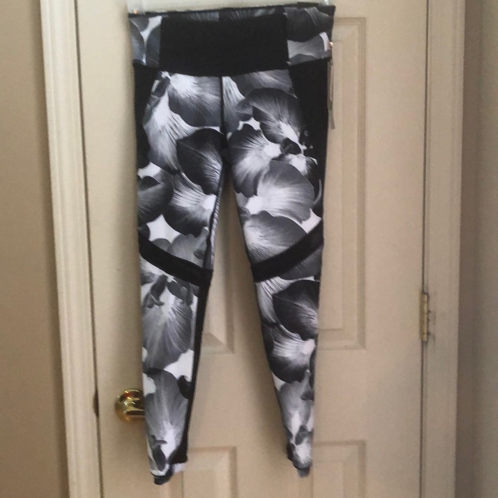 Calla by Carrie Underwood leggings